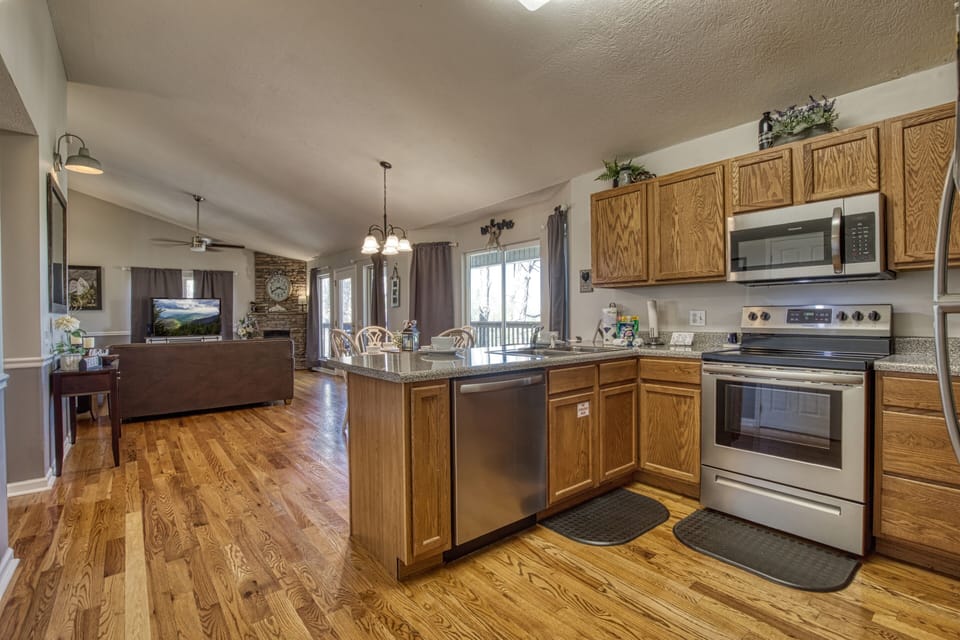 Cabin in the Smokies - Inn The Vicinity - Fully furnished kitchen with stainless steel applilances