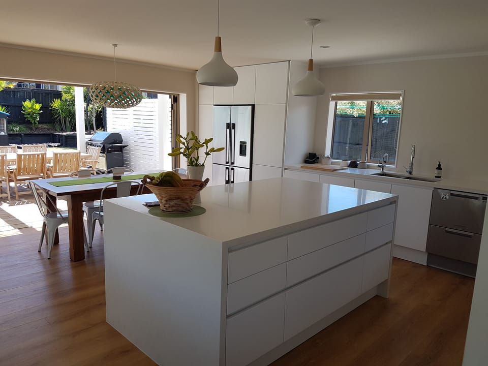 Open plan kitchen/dining area. Indoor dining table can extend to 8 seater