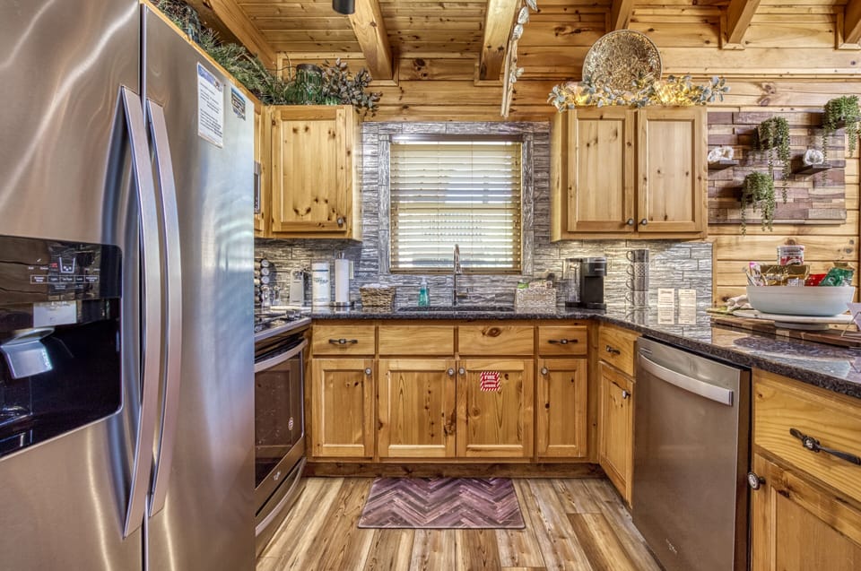 Pigeon Forge Log Cabin - Spa Dee Dah - Fully furnished kitchen with granite countertops and stainless steel appliances
