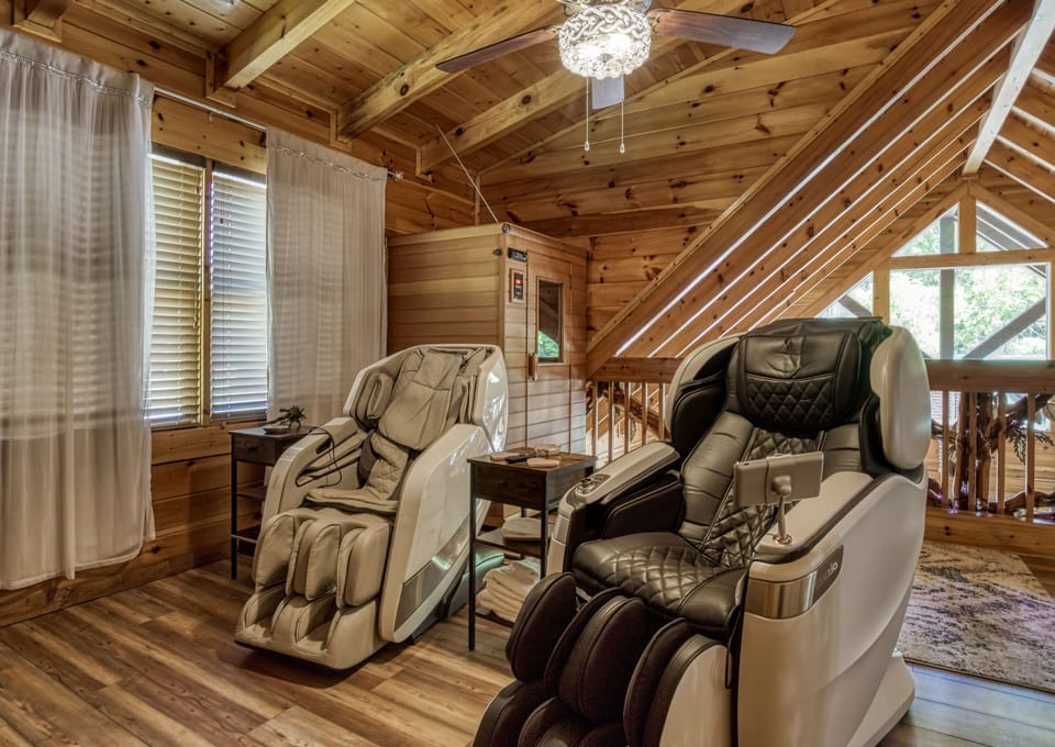 Pet Friendly Cabin in Pigeon Forge - Spa Dee Dah - Upper level loft area with massage chairs