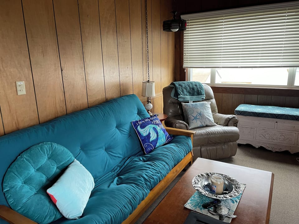 Queen futon with a daybed ( sleeps 2)