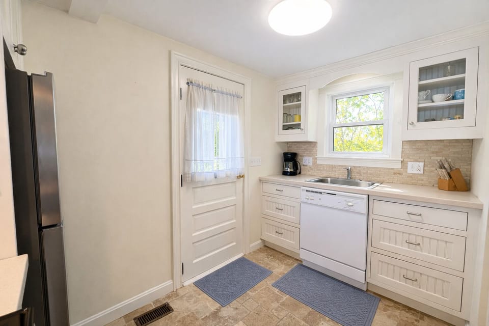 Whitesail's Cottage kitchen area.