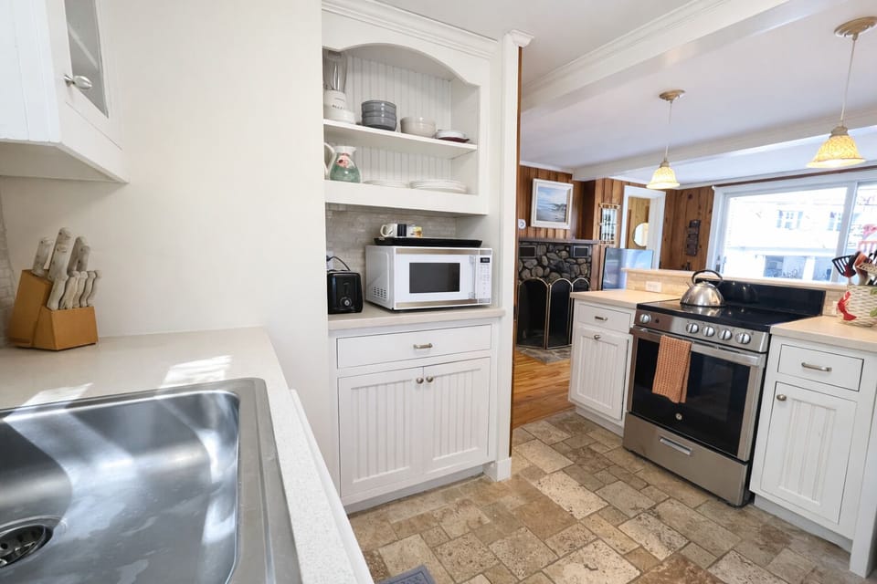 Whitesail's Cottage kitchen area.