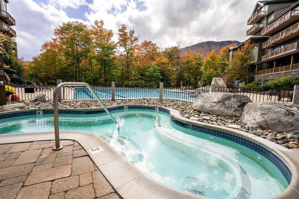 2 outdoor hot tubs to enjoy