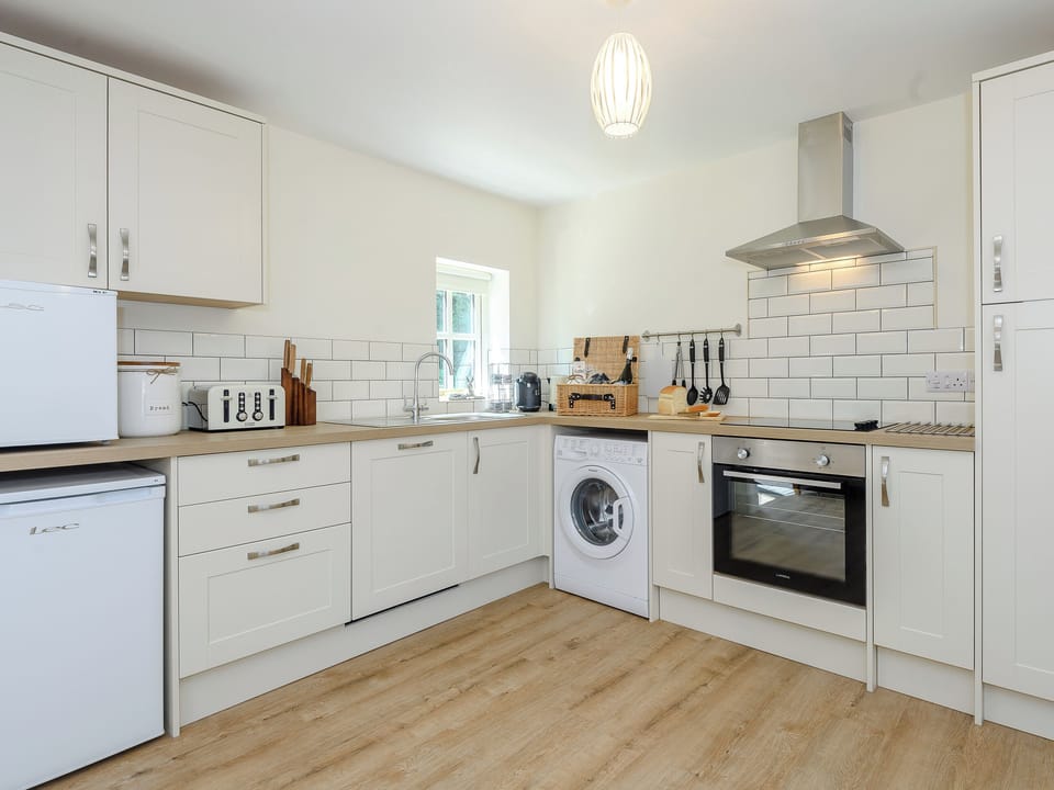 Fully appointed kitchen | Woodcutters Cottage - Bray Holiday Cottages, Fulletby, near Horncastle
