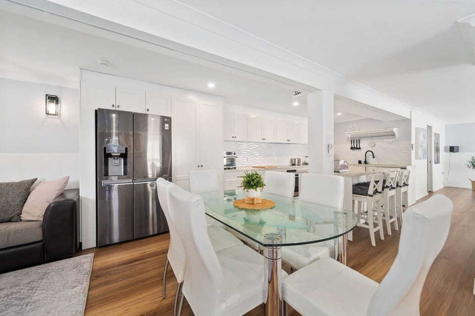 Dining area, can sit 6