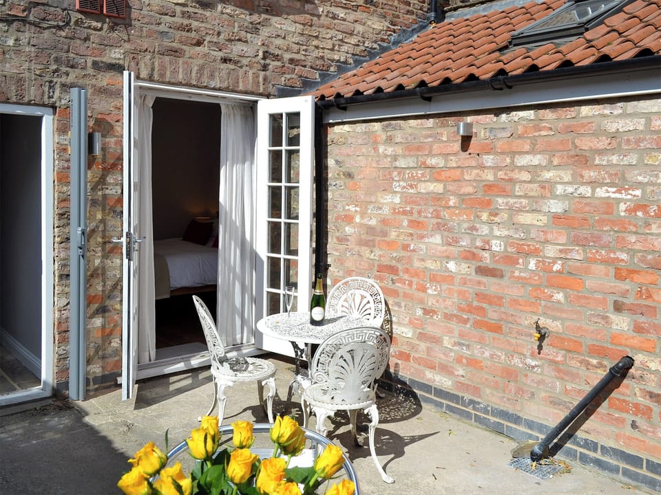 Small courtyard with sitting-out area and garden furniture | Oxtoby&rsquo;s Downstairs - Oxtoby&rsquo;s Cottages York, York