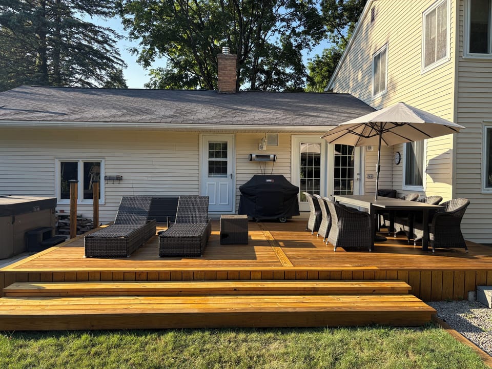 Back Deck w Grill 