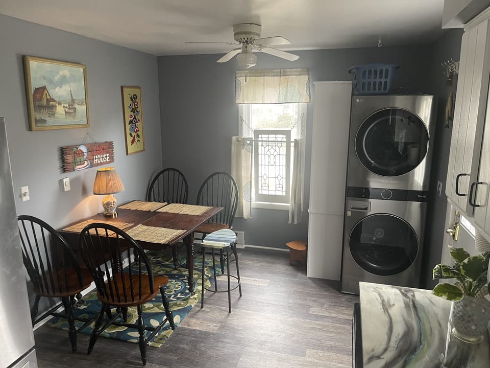 Dinette area and washer/dryer