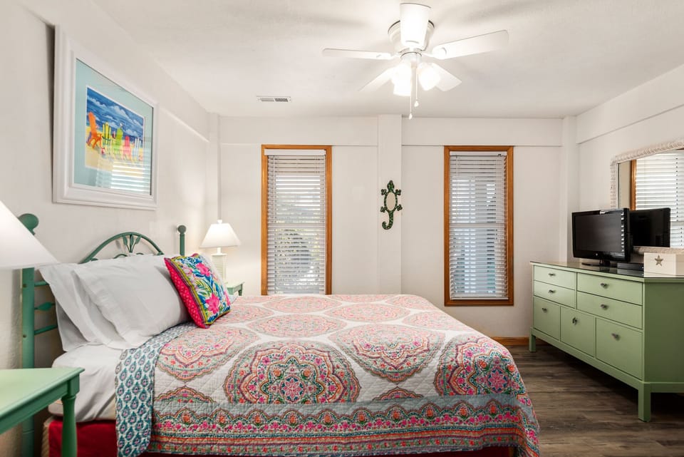 WH591: Shell's Shack l Bottom Level Bedroom 1