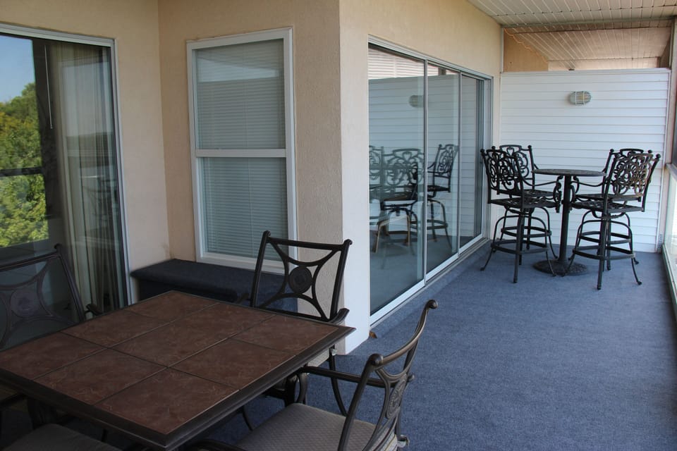 Screened in Porch (1)