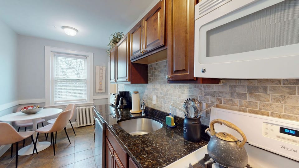 Fully equiped ieat in kitchen with appliances