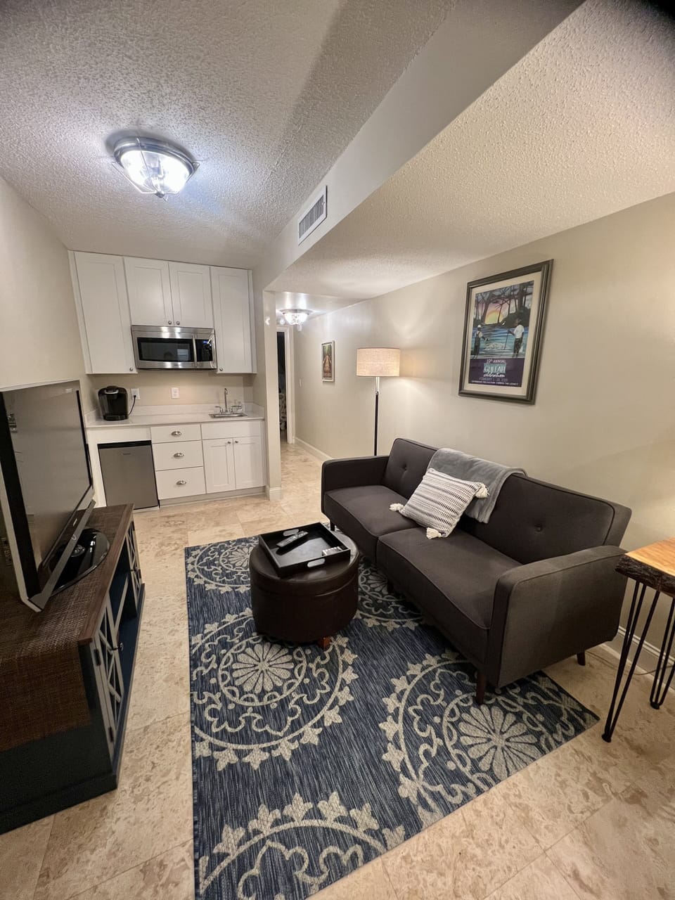 Second living area with kitchenette 