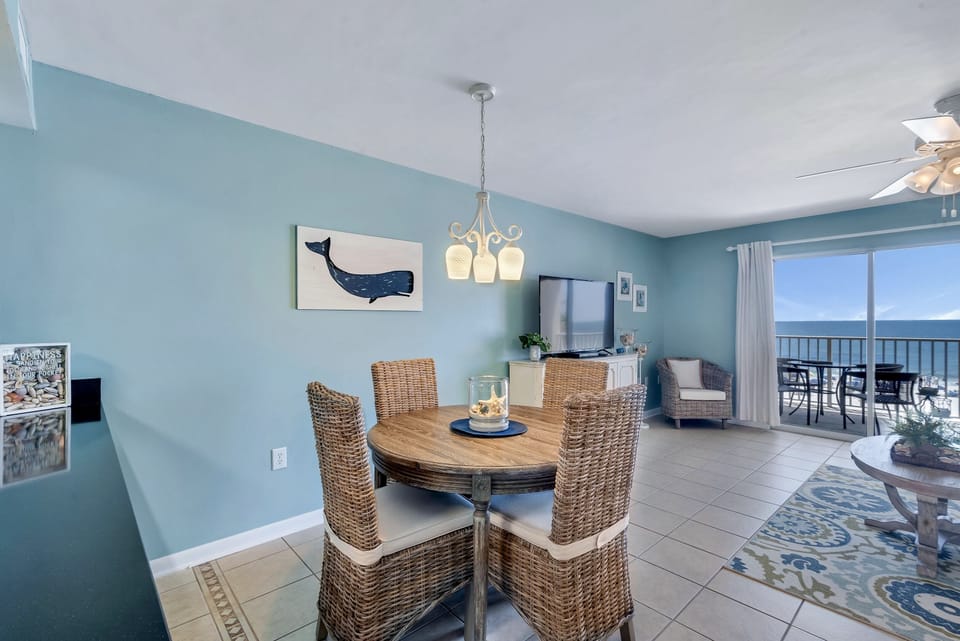 Dining Nook for 4 with Views of the Gulf