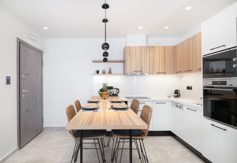 Fully equipped kitchen with indoor dining table!