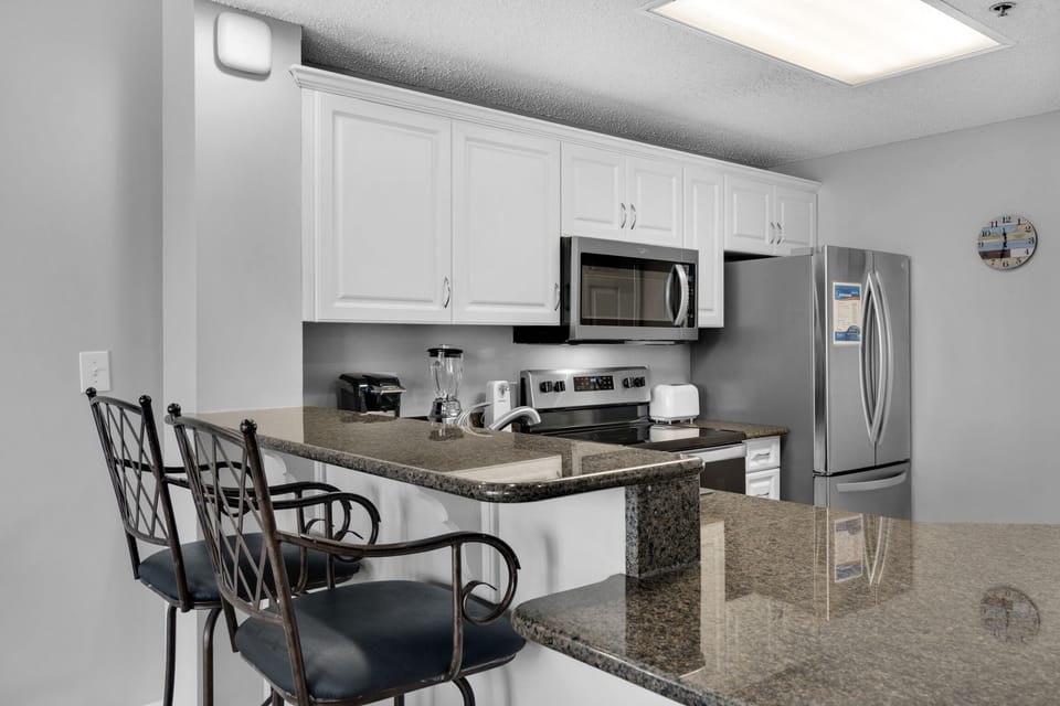 Eat-in bar and kitchen