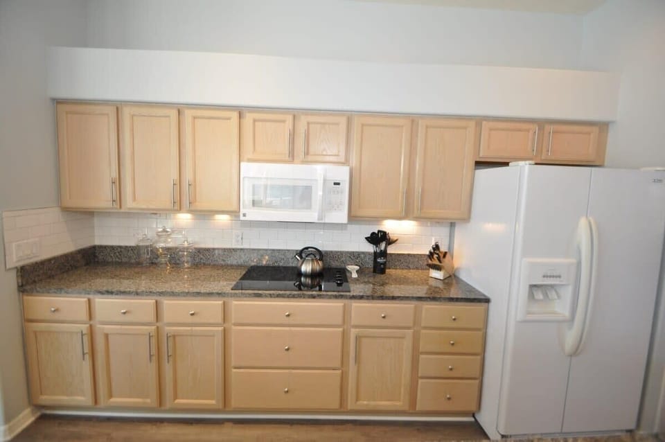 Full stocked kitchen w granite countertops