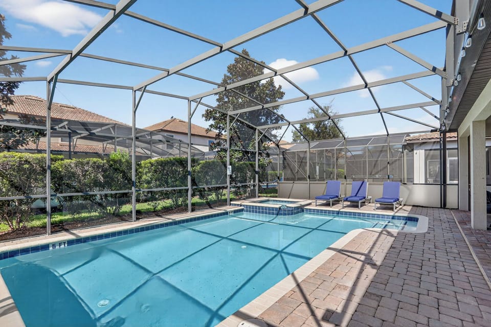 West Facing Salt Water Heated SPA & Pool (Heating Extra)