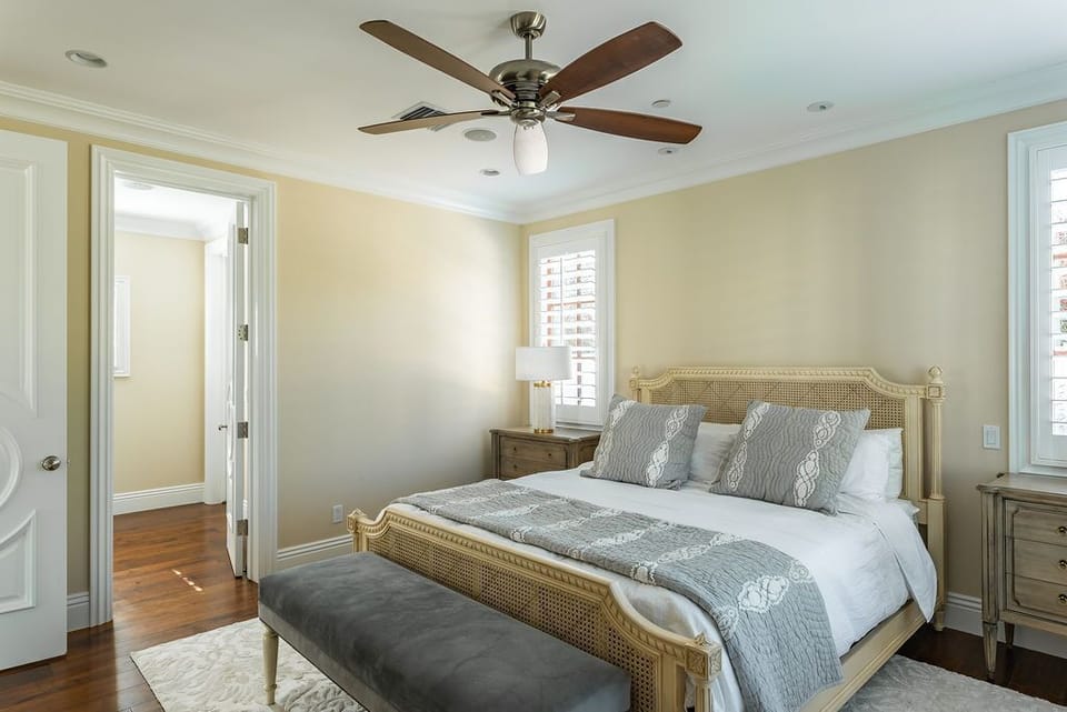 Bedroom with Cal King