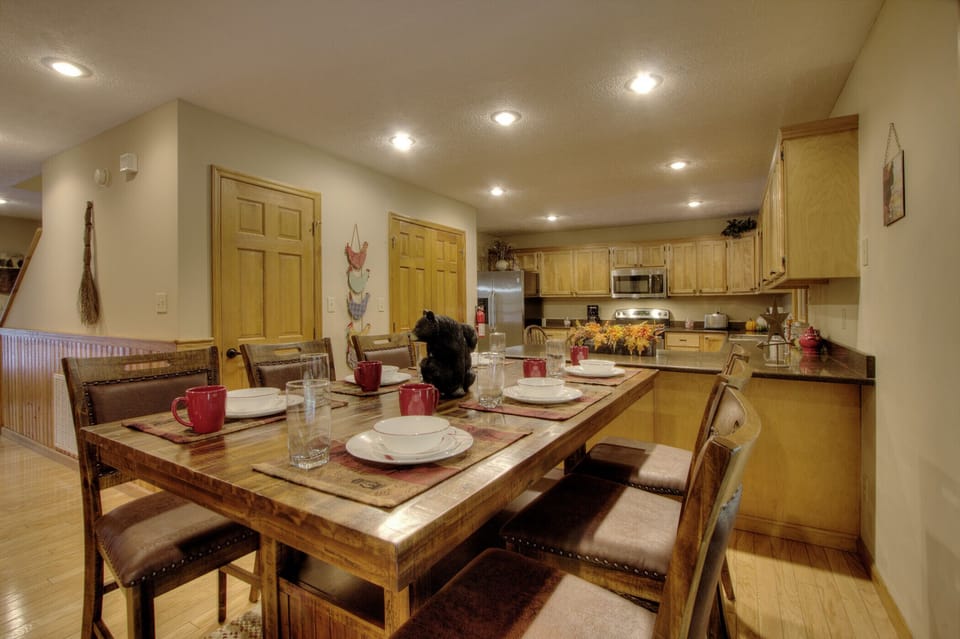 Dining area with seating for 6, steps from the fully equipped kitchen with granite countertops and stainless steel appliances. Perfect for family meals after exploring Pigeon Forge & Gatlinburg.