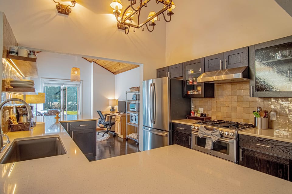 Large Fully Equipped Kitchen