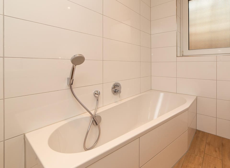 Bathroom with tub in the holiday apartment "Paradies"