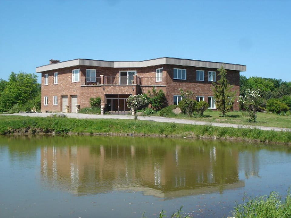 Grand Villa Over Looking The Pond