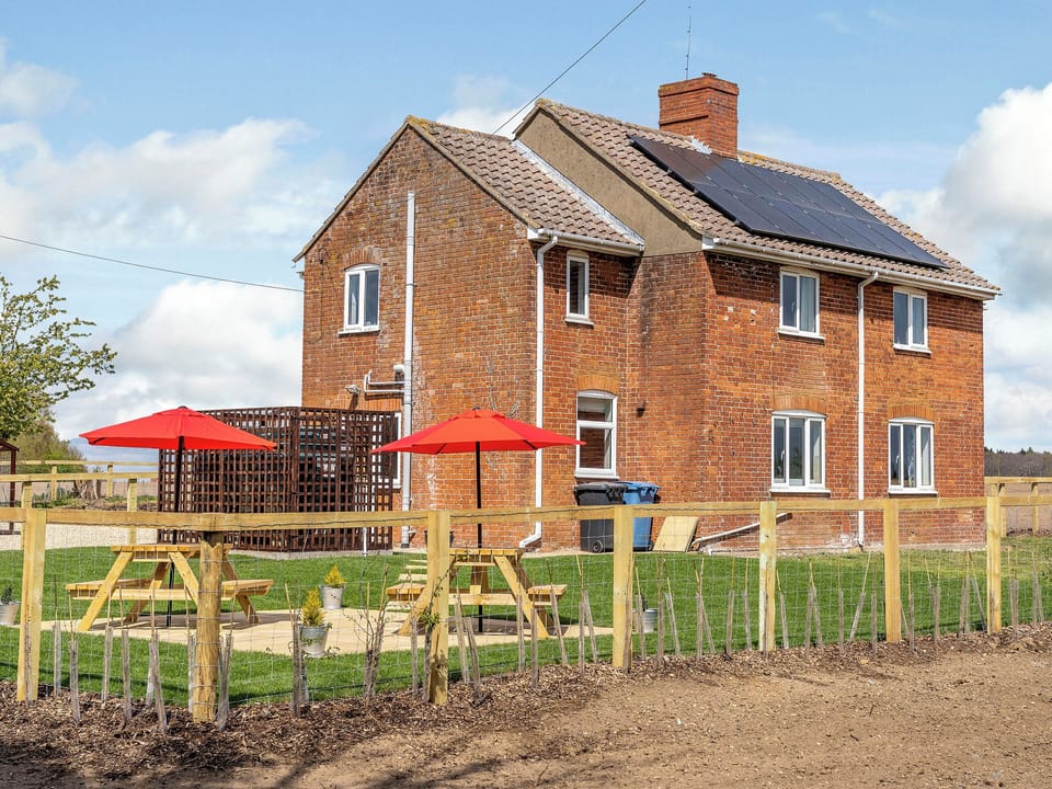 Garden and grounds | Old Alton Hall Farmhouse, Holbrook, near Ipswich