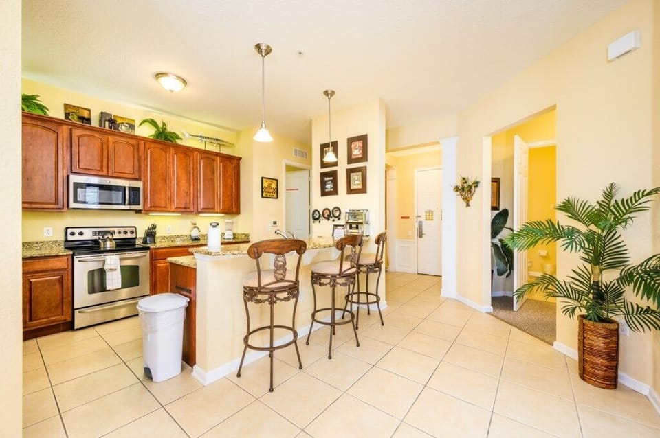 Breakfast Bar and Kitchen