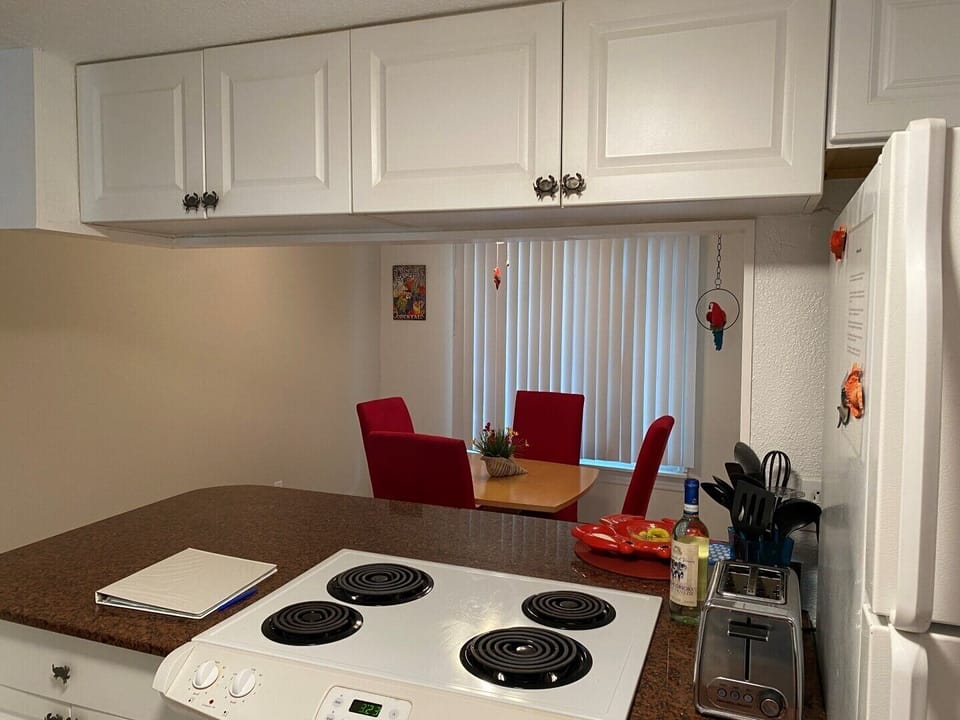 Kitchen to dinning room