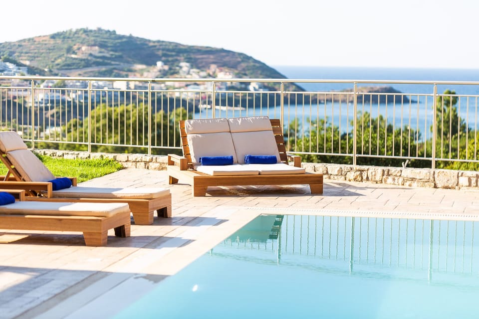Exquisite pool details.