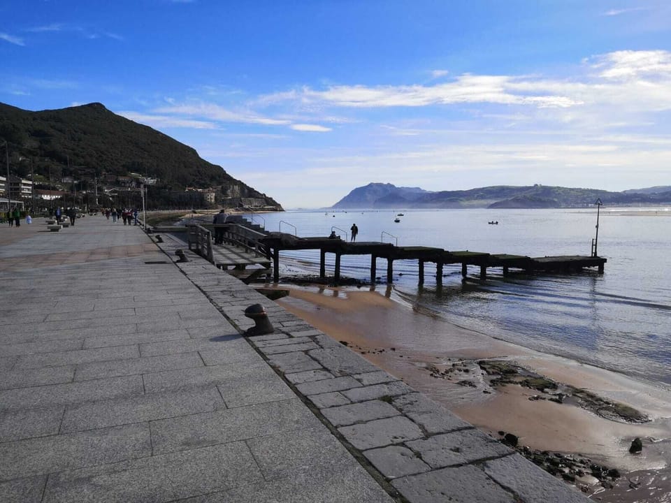 Apartment on the Santoña promenade, a few meters from the port and beach. WIFI  Apartment in Santoña