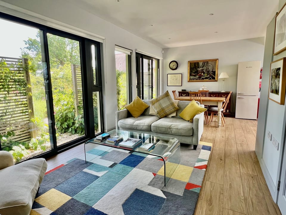 Beauvoir Court Stables, Cerne Abbas: The bright sitting area is a delightful space in which to relax