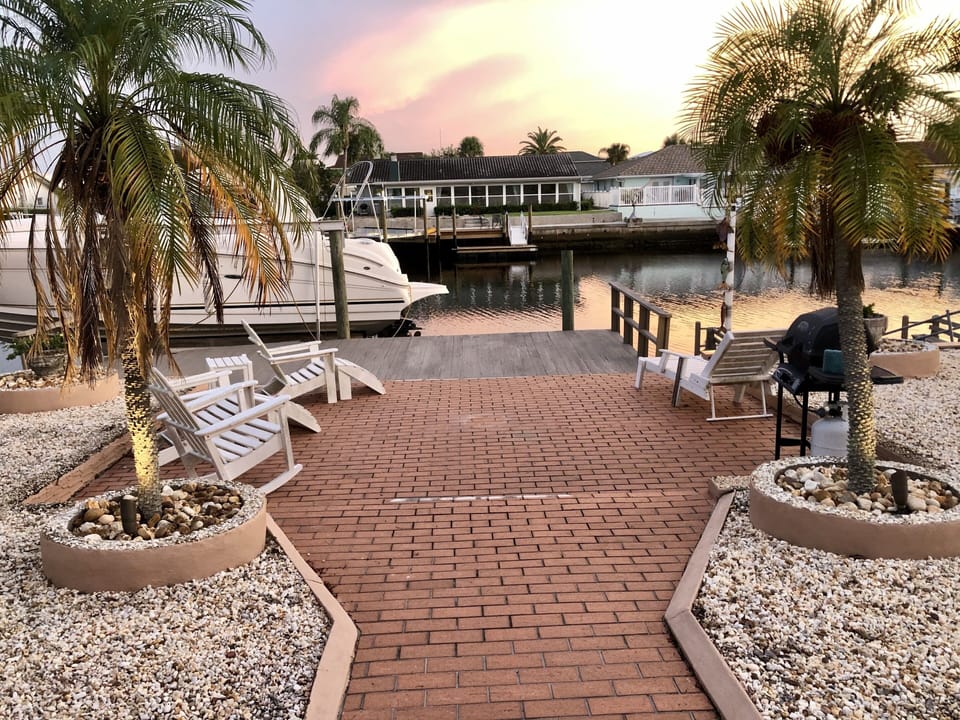Welcome to Mermaid’s Cove!🧜🏻‍♀️🌊 On a direct canal to the Gulf for your boating fun!