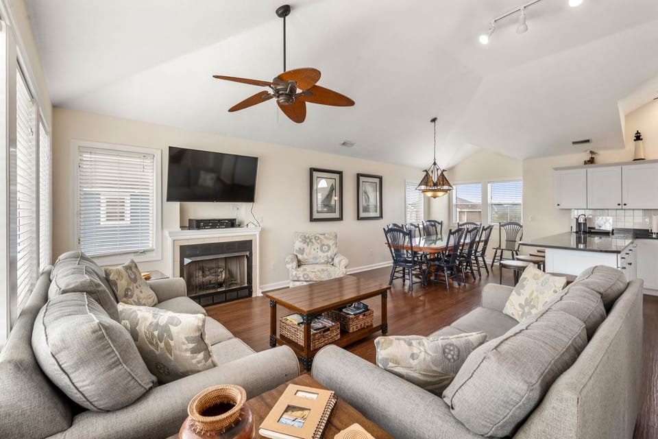 OSE04: Carolina Moon | Top Level Living Area