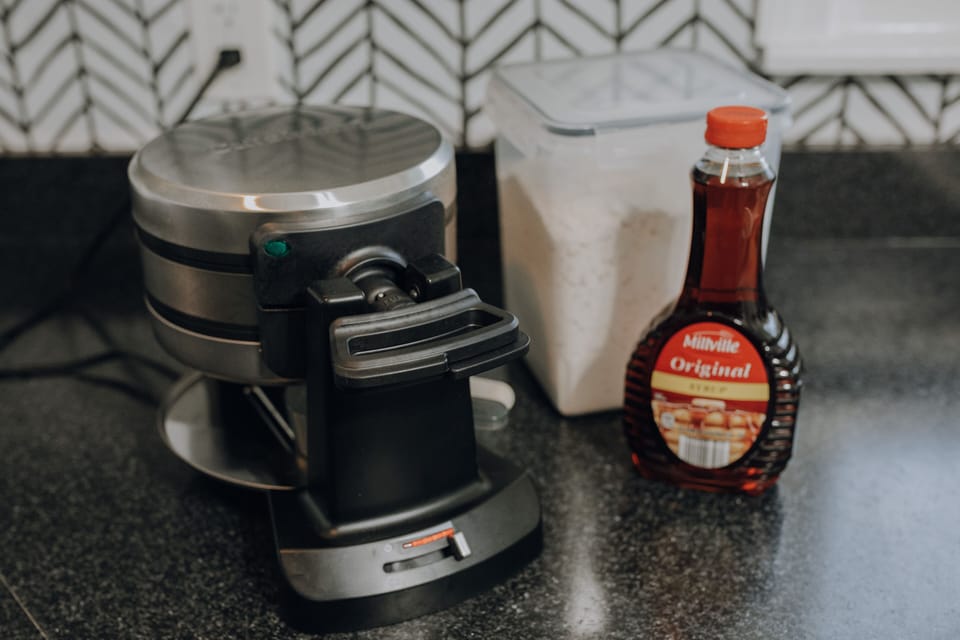 Belgian waffle maker with everything you need to make tasty waffles! 
