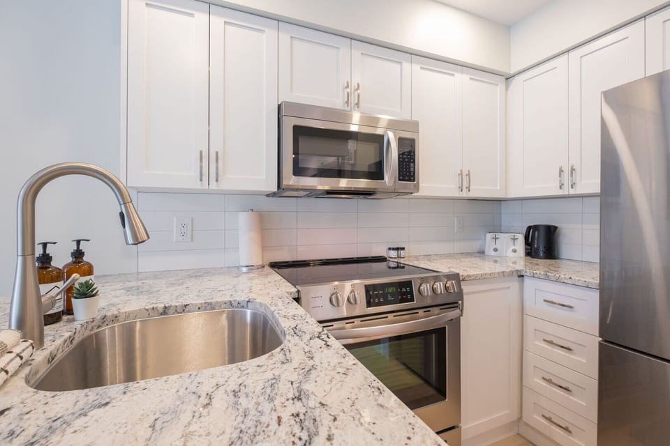 Full kitchen: Stainless steel appliances
