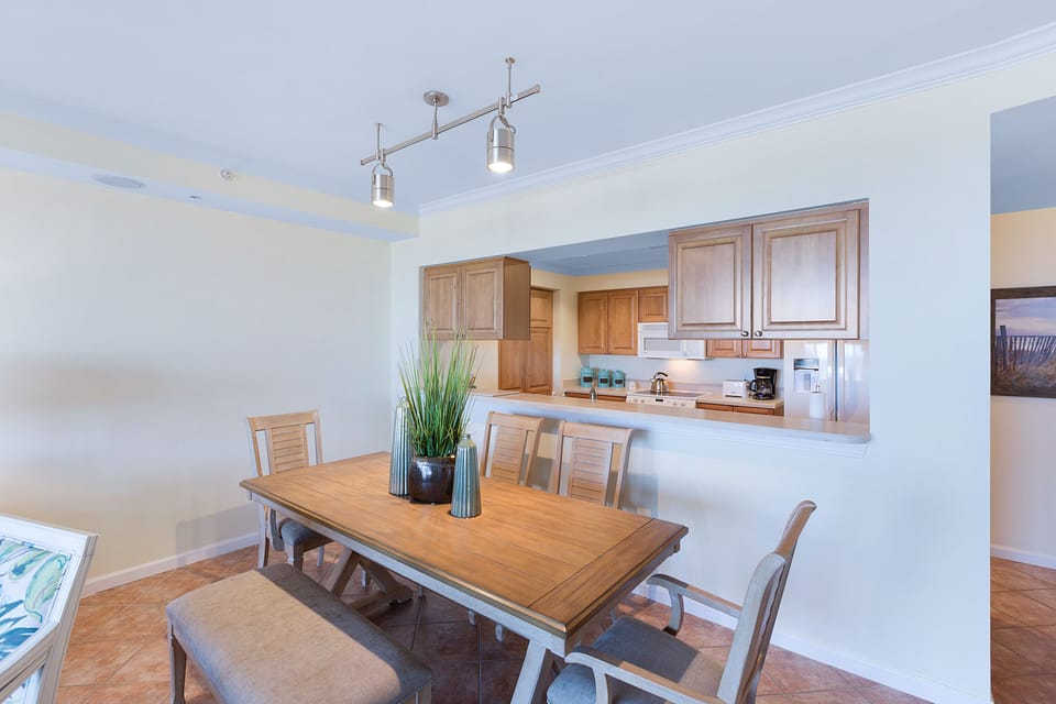 Dinning room with seating for six