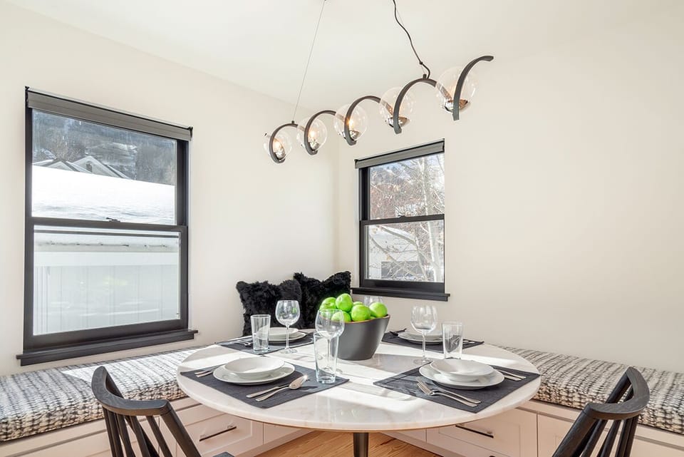10-Telluride-Telluride_s-Peak-Dining-Nook-LR.jpg