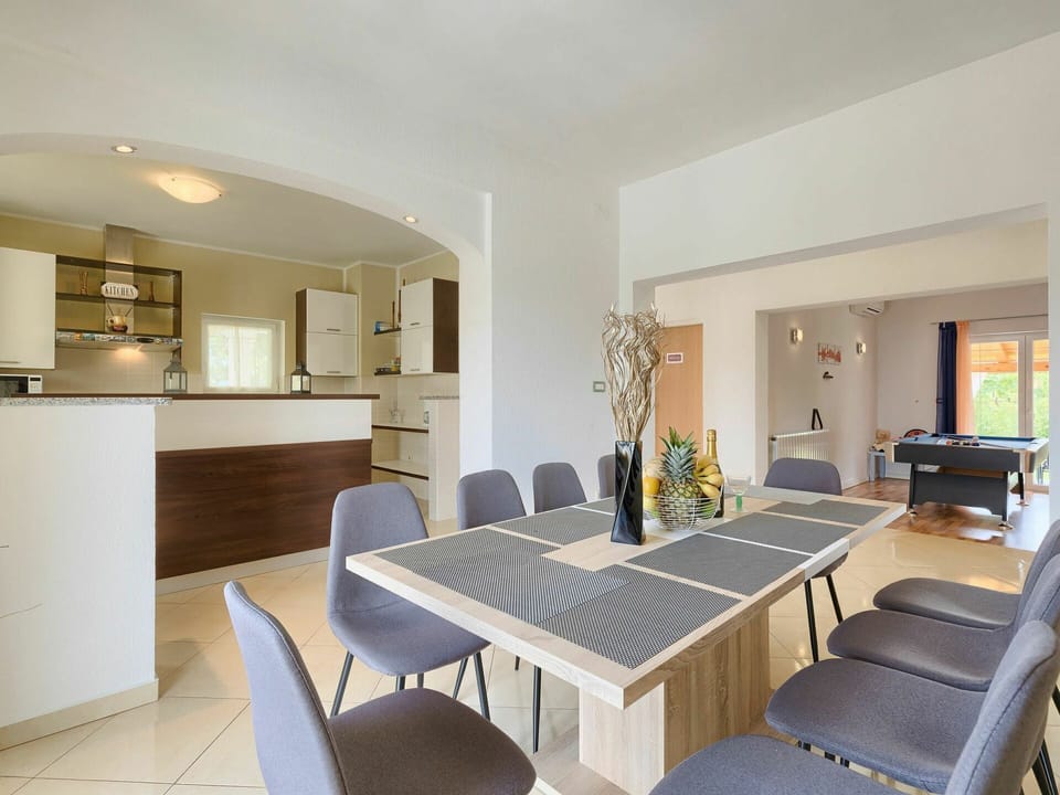 Room, Property, Furniture, Interior Design, Building, Dining Room, House, Table, Real Estate, Floor