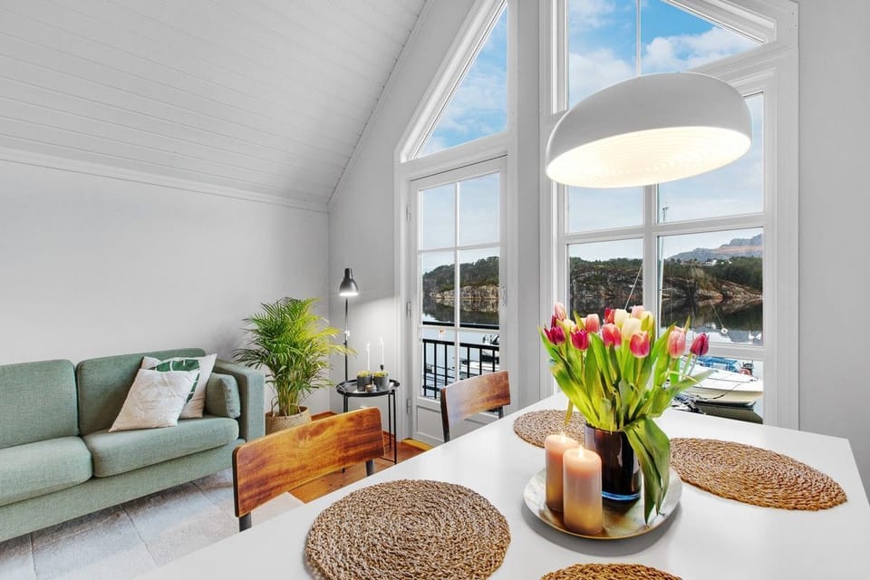 Living room with dinning area 