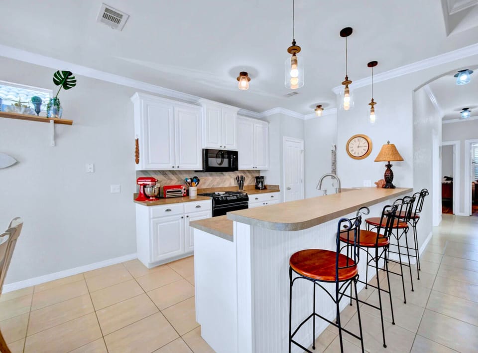 Dining Area: Seats 6, plus additional seating at the kitchen bar.