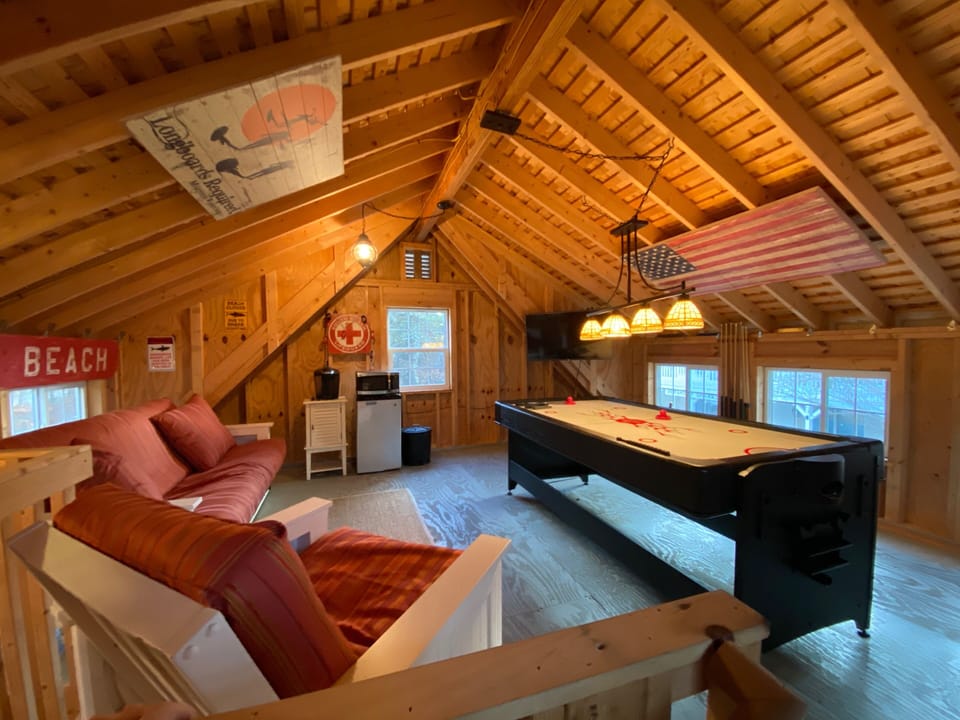 Pool House Lounge 