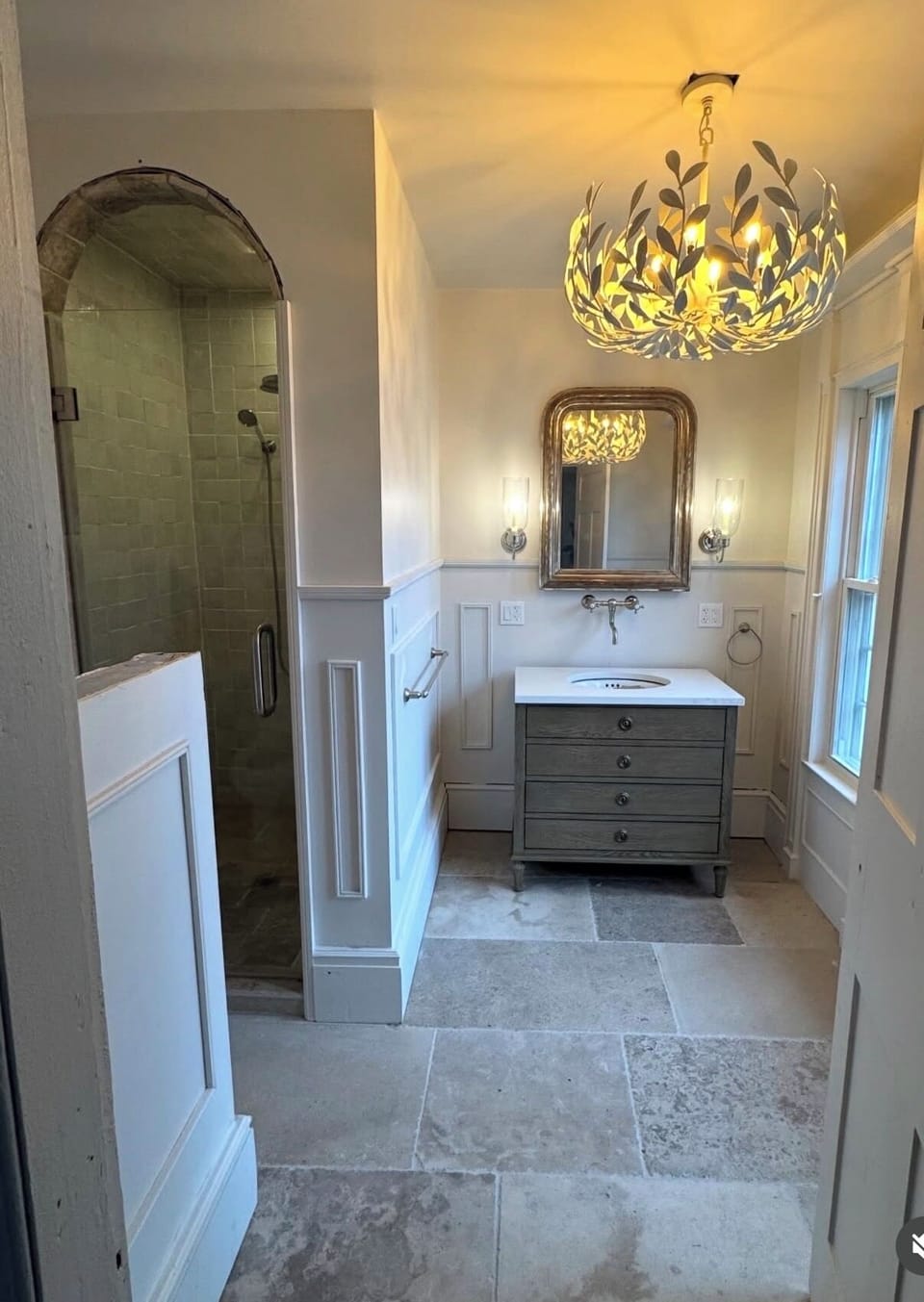 Farmhouse en suite Master Bathroom