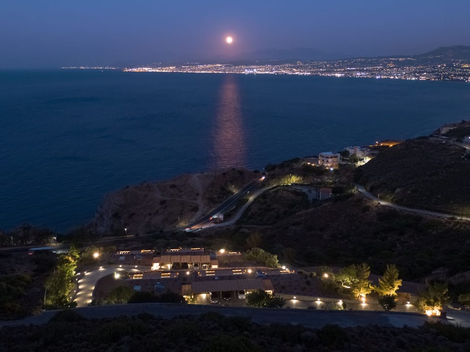 The Villa is located close to the beach and a short drive away from Heraklion!