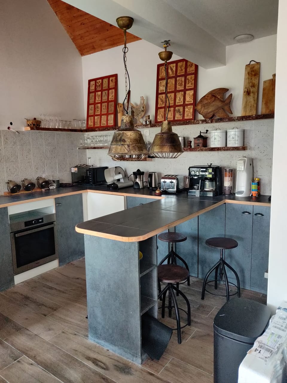 Cuisine équipée 
Café filtre et percolateur
Trancheuse
Distributeur de glaçon
…