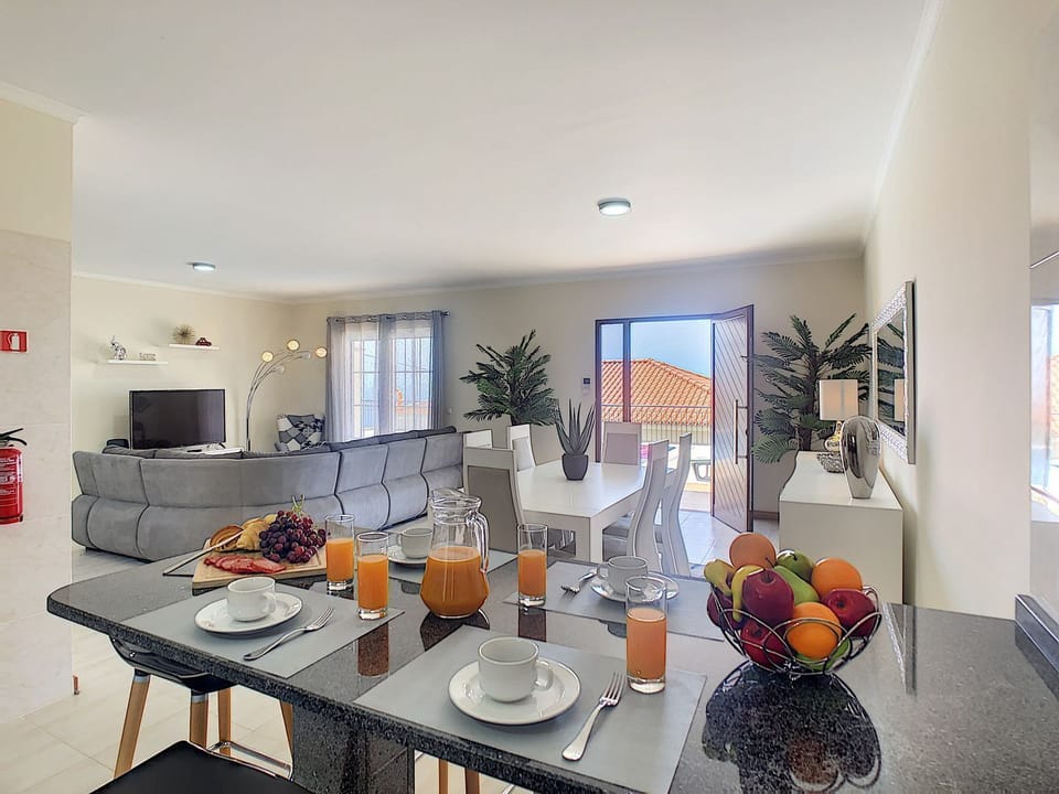Discover the inviting kitchen table, perfect for cozy breakfasts and showcasing our attention to detail. #openkitchen