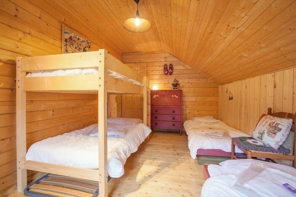 Chalet Bunk room with single beds
