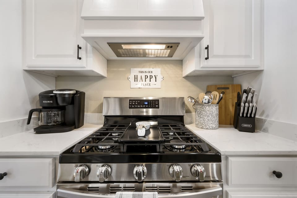 The gas stovetop with a built in griddle!