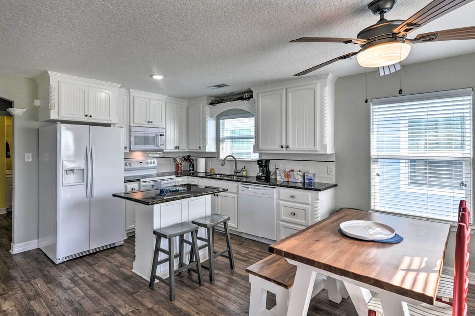 Kitchen | Drip Coffee maker | Microwave | Dishwasher | 1st Floor
